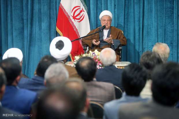 هاشمی: تهدید ایران به نفع کسی نیست