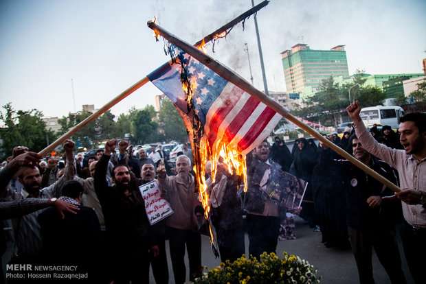 آتش زدن شبانه پرچم آمریکا در فرهنگستان هنر +عکس