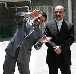 احمدی‌نژاد در محاصره دوربین‌ موبایل‌ها + تصویر