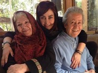 آنا نعمتی در کنار پدر و مادر عزیزش