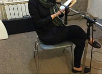 لیندا کیانی در حال قصه خوانی در استودیو رادیو فرهنگ