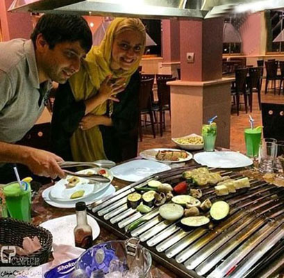 حمید گودرزی و همسر محترم در یک رستورانِ سلف سرویس