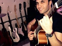 امیر قنادی، خواننده خوش صدای گروه 7 و کلکسیون گیتار اش!