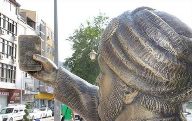 مجسمه عجیب ترکیه‌ای که از خود سلفی می‌گیرد! +تصاویر