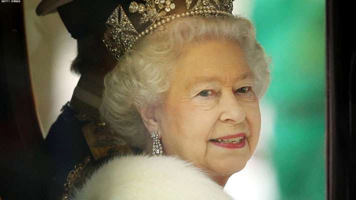 ملکه بریتانیا در حال تعویض پوشک نتیجه اش