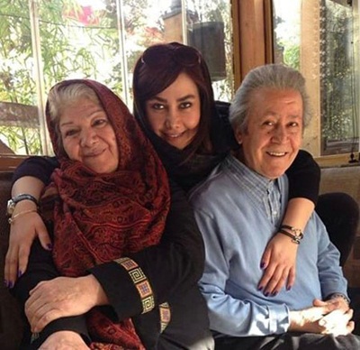 آنا نعمتی در کنار پدر و مادر عزیزش