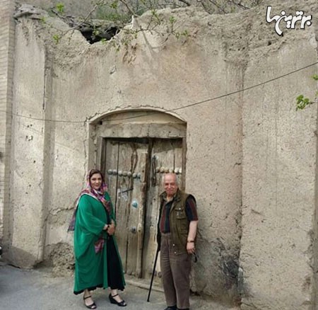 زوج دوست داشتنی سینما، یعنی محسن قاضی مرادی و مهوش وقاری در مقابل یک خانه قدیمی