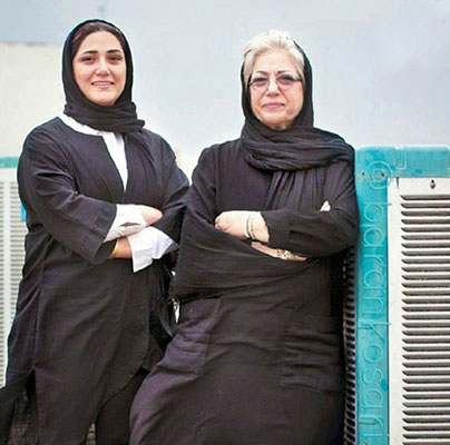 مادر و دختر هنرمند در کنار یک کولر آبیِ ساخت وطن
