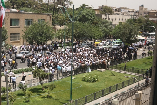 تجمع کارکنان بخش خصوصی شرکت مخابرات مقابل مجلس