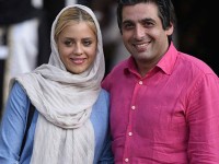 حمید گودرزی و همسر محترم روی فرش قرمز جشنواره برای عکاس ها لبخند میزنند