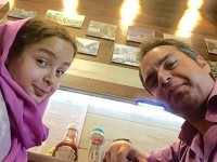 سلفی شهرام قائدی و دخترش سارینا خانم در یک رستوران