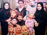 عکسی قدیمی از حسن پورشیرازی مربوط به زمانی که در برنامه های عروسکی کودکان عروسک گردانی و هنرنمایی می‌کرد