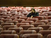 عکس جالب آرش فتحی، یکی از اعضای اصلی و محبوب گروه چارتار در یک سالن خالی