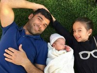 عکس زیبای امیدرضا روانخواه و فرزندانش روی چمن فوتبال