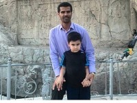 هادی ساعی و پسر اخمالویش آقا «تایماز» در مقابل یک بنای تاریخی این عکس یادگاری را گرفتند