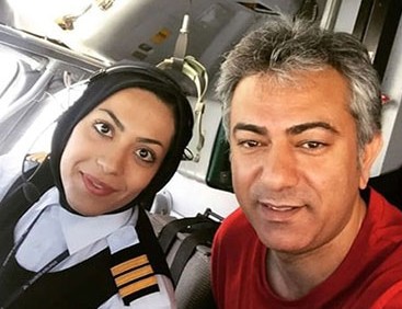 سلفی محمدرضا هدایتی در کنار یک بانوی خلبان