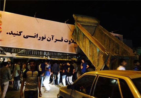 سقوط مرگبار پل عابر پیاده در اهواز +عکس
