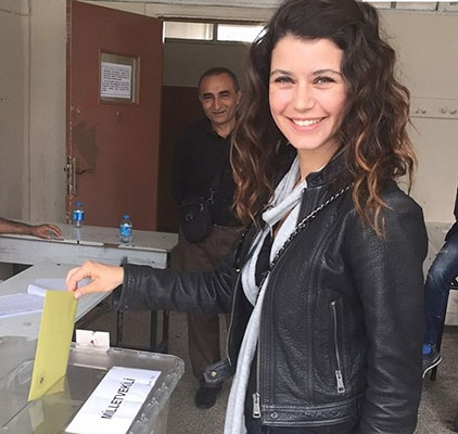 «فاطما گل» پای صندوق رأی انتخابات ترکیه + تصویر