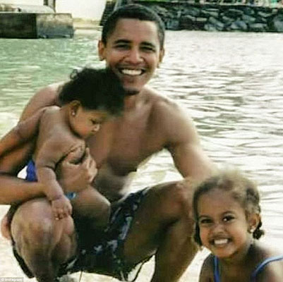 انتشار عکس برهنه اوباما و دخترانش توسط میشل اوباما