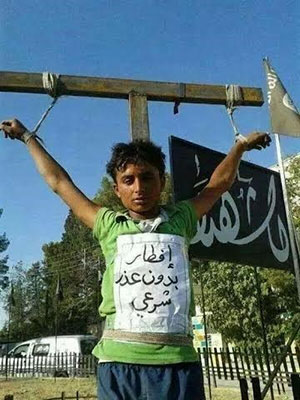 داعش دو کودک را به صلیب کشید