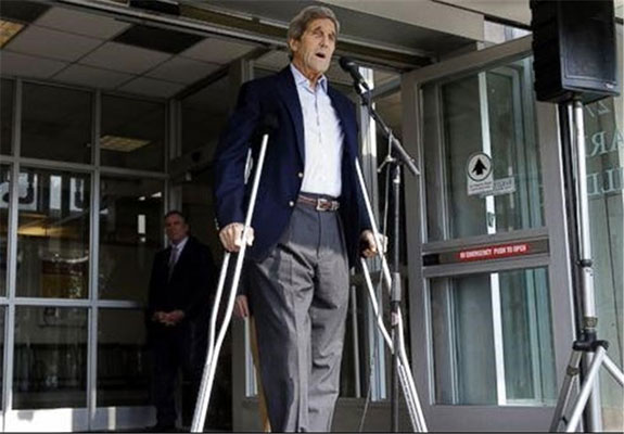 جان کری پس از ترخیص از بیمارستان +عکس