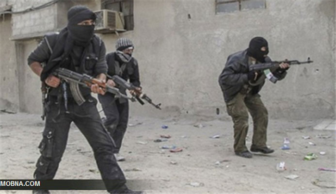 پخش هوایی جزوات ضد داعشی در رقه+عکس