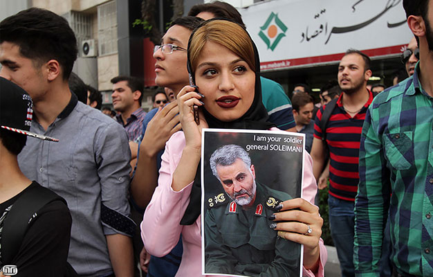 تیپ جالب یک دختر در تجمع مردم مشهد مقابل سرکنسولگری عربستان(+عکس)
