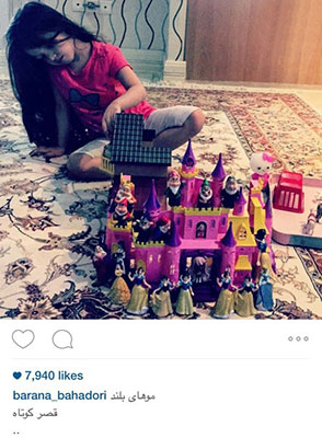 بارانا خانم درحال بازی با قصر عروسکی اش