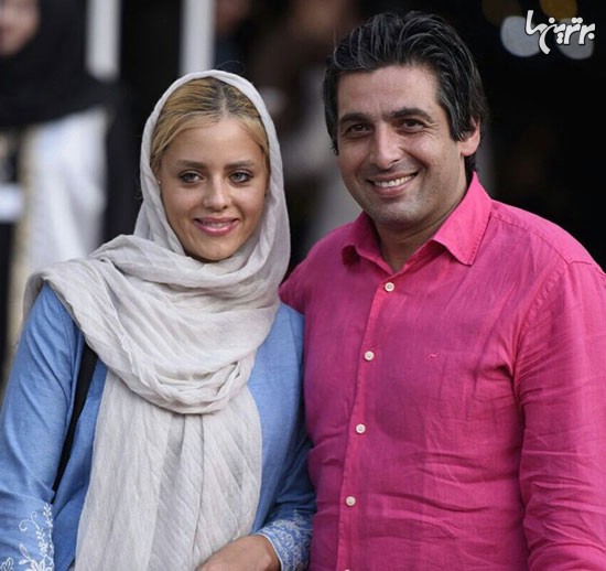 حمید گودرزی و همسر محترم روی فرش قرمز جشنواره برای عکاس ها لبخند میزنند