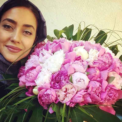 سلفی بهاره کیان افشار بازیگر توانای سینما در کنار یک دسته گل زیبا