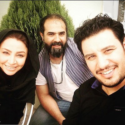 سلفی جواد عزتی و همسرش مه لقا باقری در کنار یکی از دوستان