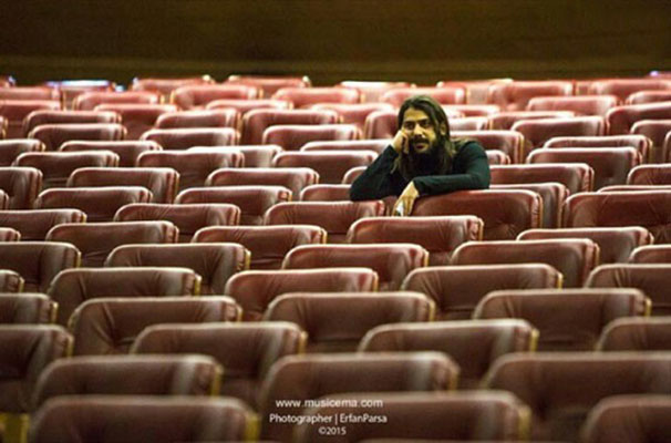 عکس جالب آرش فتحی، یکی از اعضای اصلی و محبوب گروه چارتار در یک سالن خالی