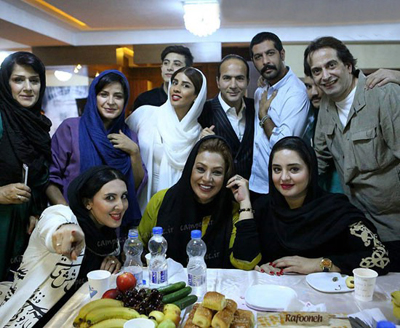 عکس دسته جمعی دوستان پس از تماشای کنسرت خنده حسن ریوندی کمدین محبوب این روزها