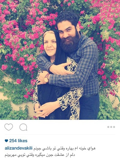 عکس زیبای علی زند وکیلی در کنار مادر عزیزش