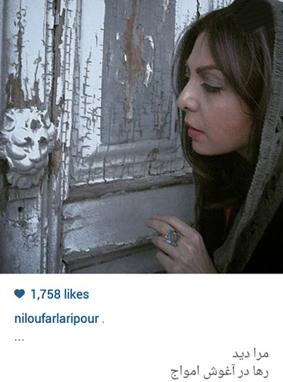 عکس هنری و مثلاً خفنِ نیلوفر لاری پور در کنار یک درب قدیمی