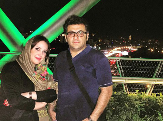 عکس یادگاری شهرام عبدلی و همسرش در روی پل طبیعت