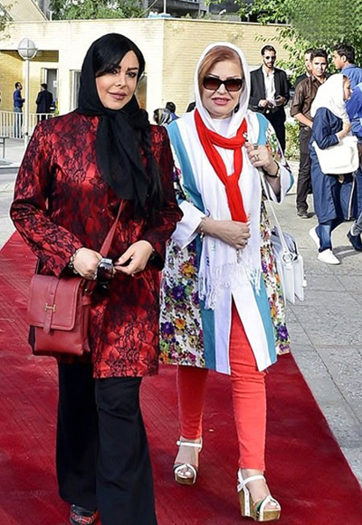 فلور نظری و اکرم محمدی در حال ورود به تالار وزارت کشور