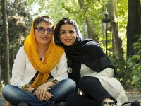 آناهیتا همتی و دوستش روی آسفالت یکی از جاده های پارک چیتگر برای عکاس ژست گرفته اند