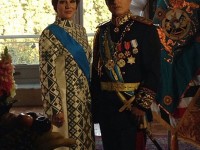 امیر مهدی کیا و ساغر عزیزی در نمایی از سریال معمای شاه در نقش های محمدرا شاه و فرح پهلوی