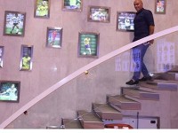 داش علی منصوریان در حال پایین آمدن از پله های رستورانش در شرق تهران
