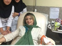 زهرا اویسی در حال اهدای خون