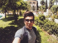 سلفی باراد ایرانی خواننده نیمه مجاز کشورمان در حافظیه شیراز