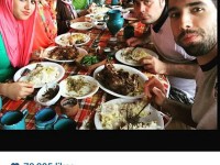 سلفی سیدمحمد موسوی و خانواده در یک رستوران با غذای خانگی