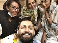 سلفی محسن جانِ افشانی در کلینیک دندانپزشکی در کنار خانم دکتر و دستیاران