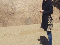 شیوا طاهری در کنار یک دیوار کاه گلی در همدان