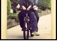 علی سرابی و مارال بنی آدم در حال دوچرخه سواری در یک پارک