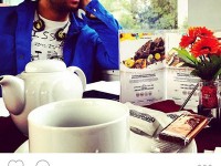 عکس «مثلاً حواسم نیست» بهرام رادان در کنار میز صبحانه در یک هتل خارجی
