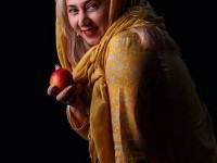 عکس آتلیه ای تبسم هاشمی با یک سیب در دستش که بیشتر مناسب تبریک عید و سال نو است