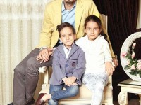 عکس آتلیه ای محمد نوری در کنار فرزندانش ستایش و سپهر