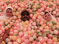 عکس جالب محسن تنابنده در کنار سارا و نیکا فرقانی اصل در یک استخر توپ!